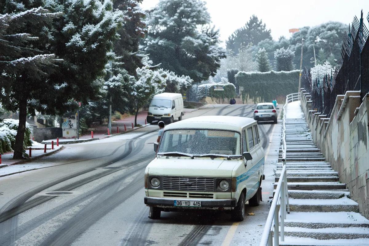 降雪后的同一辆货车和街道