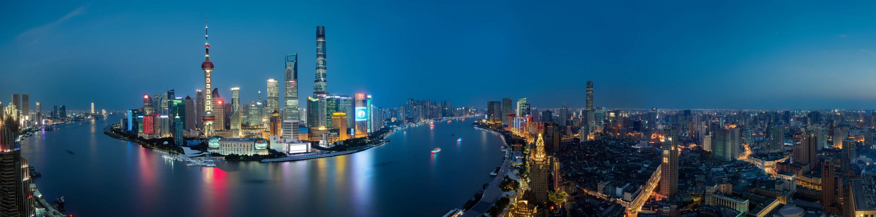上海夜景全景，灯光璀璨的建筑倒映在江面上